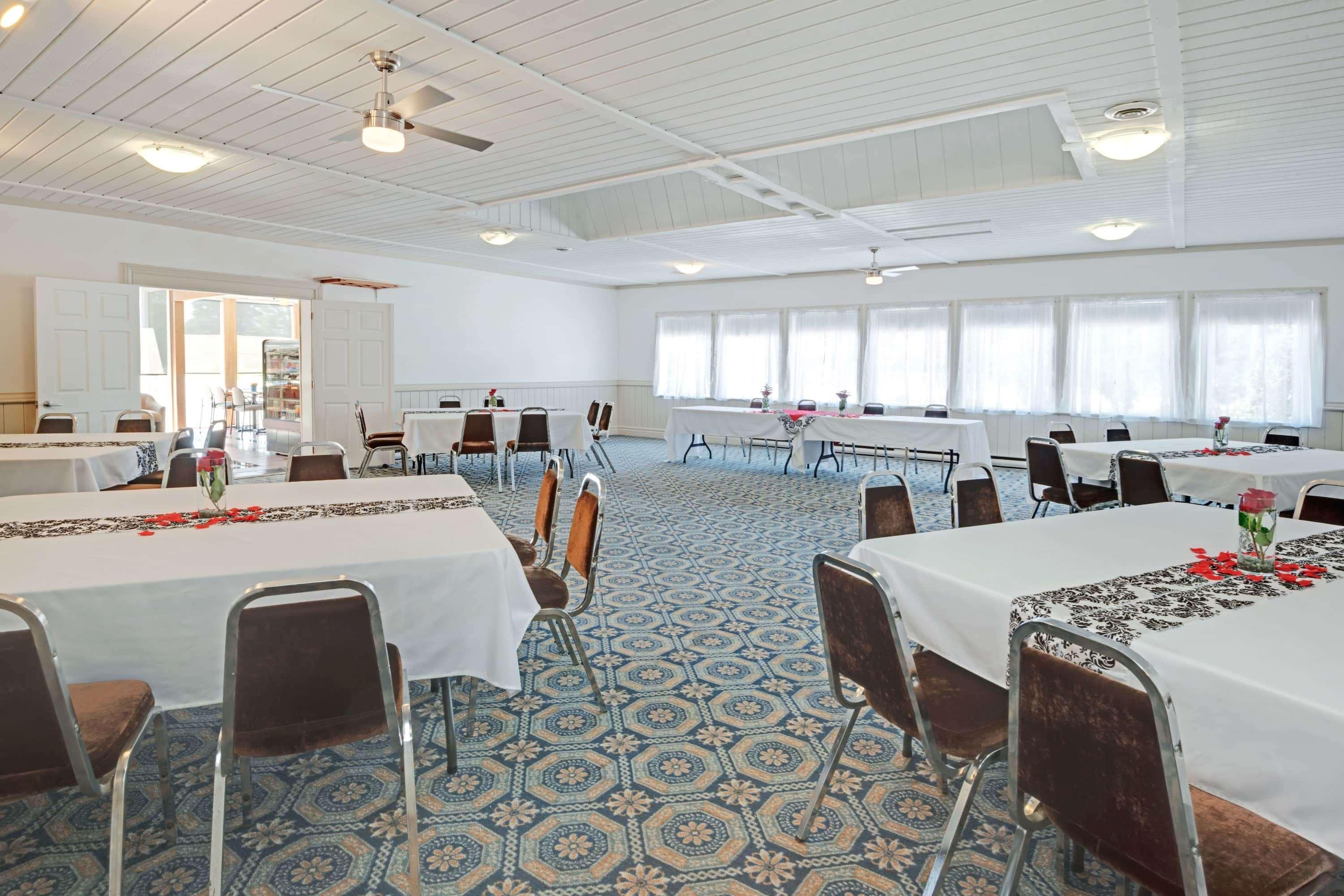 Howard Johnson By Wyndham ليندساي المظهر الخارجي الصورة
